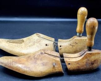 (2) VINTAGE ANTIQUE MILLER TRADE MARK O.A.M.CO. WOODEN WOOD SHOE FORM STRETCHERS