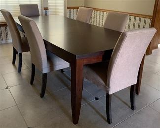 Dining Room Table w 2 Leaves and 6 Chairs (Looks NEW!)