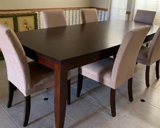 Dining Room Table w 2 Leaves and 6 Chairs (Looks NEW!)