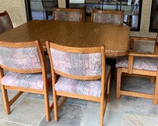 Kitchen Table w 6 Chairs and Leaf