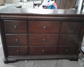 https://www.ebay.com/itm/124544361725	LY8076 Deep Walnut Finish Dresser with Mirror / Chest of Drawers  Local Pickup		 Buy-it-Now 	 $99.99 
