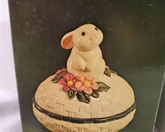 Avon BUNNY LUV hand Painted Ceramic Teinket Box