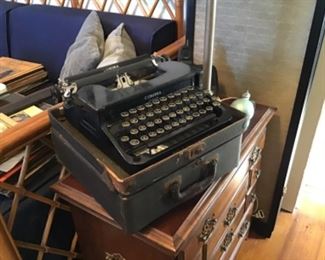 Vintage Typewriter withCase, very nice