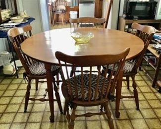 Very nice Rock Maple Dining Table with four Chairs and two leaves