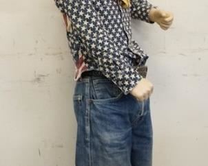 1102	BOY MANNEQUIN CLOTHED IN VINTAGE LEVIS SELVEDGE JEANS W/ BIG E, COWBOY BOOTS, PATRIOTIC WRANGLERE SHIRT, BANDANNA, BELT W/ LEVIS BELT BUCKEL, COWBOY HAT & WIG. APP. 60 IN TALL. MANNEQUIN MAY SUFFER LOSSES TO BODY/FACE 
