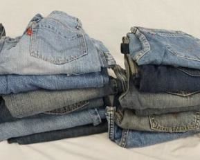 1124	LOT OF 21 PAIRS OF JEANS PLUS A PAIR OF LOUNGE PANTS MOST ARE LEVIS FOUR PAIRS ARE OTHER BRANDS. ALL JEANS ARE YOUTH SIZES, LOUNGE PANTS ARE ADULT SIZE LARGE. VARYING DEGREES OF WEAR 

