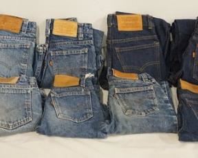 1133	LOT OF 12 PAIRS OF VINTAGE LEVIS JEANS. MOST APPEAR TO BE YOUTH SIZES, ONE PAIR HAS BEEN CUT INTO SHORTS. VARYING DEGREES OF WEAR 
