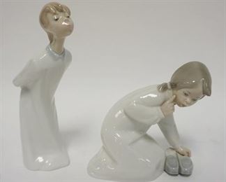 1030	LLADRO LOT-KISSING BOY & GIRL KNEELING W/SHOES, BOY IS 8 IN HIGH
