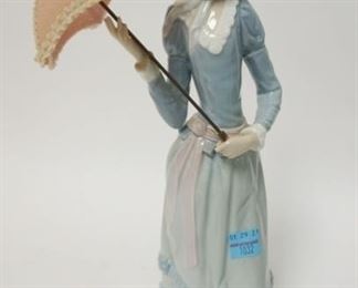 1032	LLADRO ARANJUEZ LITTLE LADY, 13 IN HIGH
