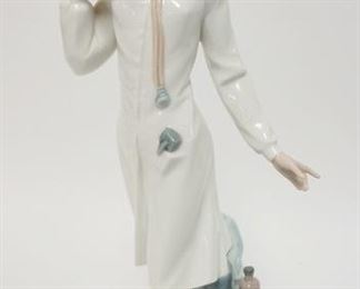 1037	LLADRO FEMALE NURSE/DOCTOR READING TEMPERATURE, 13 3/4 IN HIGH
