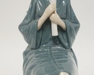 1043	LLADRO YOUNG GIRL GRADUATE, 10 3/4 IN
