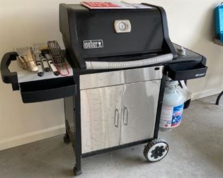 Weber Grill that is basically quite clean.