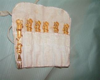 6 gold colored forks