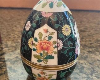Amazing 2 piece Herend egg