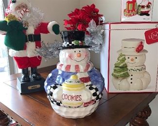 Adorable Christmas cookie jars!!! We enjoy that the snowmen can stay on the counter all winter long and bring you joy well after Christmas!