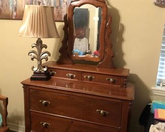 Dresser w/mirror