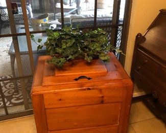 Ice box w/metal lining