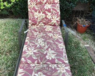 Adjustable chaise lounge w/cushion