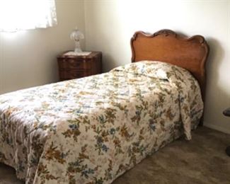 Traditional Bedroom Set w/ Twin Bed