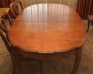 Dining Table Very Good Condition (shown w/ one leaf)
