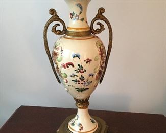Ceramic & brass urn lamp with Delft like design 