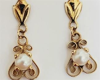 14k gold and very lustrous pearl earrings