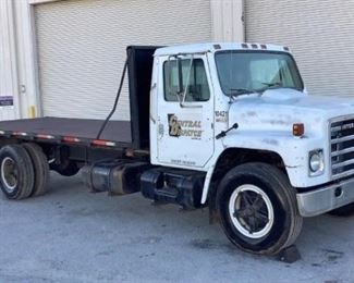 VIN 1HTAA17E6BHB24325
Year: 1981 Make: International Model: S-1754 Trim Level: Flatbed
Engine Type: Diesel V8
Transmission: 10 Speed Manual
Miles: 323,816
Color: White
Driveline: 2WD
Located In: Chattanooga, TN **Sold As-Is Where Is**
Operational Status: Runs and Drives
18-1/2’ Flatbed
Manual windows
Manual locks
Manual seat
Vinyl interior
Box Spec-
MFR - BABB
Model - OSDA 24096
Serial - C-5187
Year - 1999
24’ x 8’
Lift Gate Works
Per Consignor Has Brake Issue
**Sold on GA Title**
**Sold as is Where is**

1-2