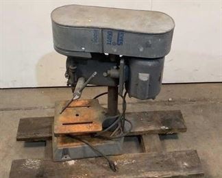 Located in: Chattanooga, TN
MFG Rockwell
Model 11-100
Ser# DN1728
Drill Press
**Sold As Is Where Is**
Tested Works
