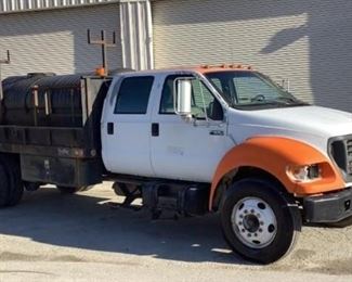 VIN 3FDWW65Y6YMA72884
Year: 2000 Make: Ford Model: F-650 SuperDuty Trim Level: CrewCab Water Tank Truck
Engine Type: 5.9L L6 Diesel
Transmission: Manual
Miles: 296,970
Color: White/Orange
Driveline: 2WD
Located In: Chattanooga, TN
Operational Status: Runs and Operates
**No Head Lights**
GVWR: 26000 lbs
GAWR (Front/Rear): 8500 lbs / 17500 lbs
Tire Size: 10RX22.5-12
Rim Size: 22.5X7.50
Fuel Type: Diesel
Brake Type: Air
Tank Capacity: 1000 Gallons
Motor Brand: Cummins
Model: ISB 225
Configuration: Inline 6 Cylinder
Displacement: 359 cubic inches, 5.9L
Bore X Stroke: 4.02in X 4.72in
Cylinder Head Material: Cast Iron
Engine Block Material: Cast Iron
Firing Order: 1-5-3-6-2-4
Compression Ratio: 16.3:1,17.2:1 for High Output models
Injection: Direct Injection
Aspiration: Single turbocharger air-to-air intercooler
Valvetrain: OHV, 4 valves per cylinder, solid lifter camshaft
Oil Capacity: 12 qts w/ filter
Governed Speed: 3200 rpm
Horsepower: 235-325hp @ 2900 rpm
Torque: 460-610 lb-ft @ 1600 rp