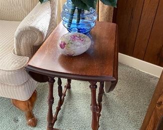 Drop-leaf accent table; 27"w X 21"h X 20"d (with leaves up)