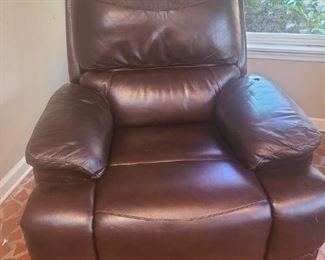 https://ctbids.com/#!/description/share/719374 Oversized brown leather recliner. Chair is in great condition and still reclines easily. Measures 33" x 35" x 39".

