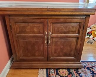 https://ctbids.com/#!/description/share/719394 Beautiful Lexington wood flip top buffet by Dixie. Top opens up for more space. Behind cabinet door there is a drawer and 2 shelves. 36x19x30" Fully extended length 72" Drawer 27x12x2.5" Cabinet opening 32x15x16" Set of 4 casters included. Unsure if they can be attached.

