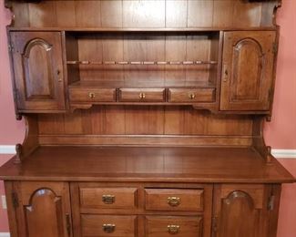 https://ctbids.com/#!/description/share/719393 Beautiful Thomasville Buffet with open deck hutch from the Rural English collection. Hutch has 3 small drawers, 2 cabinets and a notch for silverware display. Buffet has 4 drawers and 2 cabinets. Measurements 66x22x79" Hutch: Top drawers 10x10x2" Cabinets 11x11x18" Buffet: Drawers 13x16x4" 27x16x5" Cabinets 15x19x25"