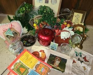 https://ctbids.com/#!/description/share/719514 Miscellaneous decor items. Fake greenery, fun decor such as giant apple, pineapple picture, heart board, vintage linen calendars and more.

