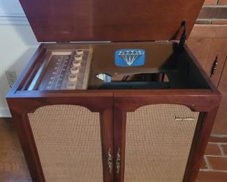 https://ctbids.com/#!/description/share/719480 Magnavox Stereophonic stereo cabinet. Record player has been removed. Measurements 31"x28"x 18”

