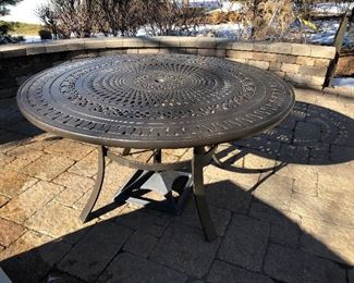Nice Patio table and umbrella base - we also have the umbrella in garage