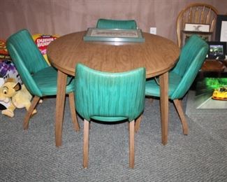 VINTAGE FORMICA TABLE W/4 CHAIRS