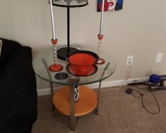 Pair of lamps, end table that have matching coffee table