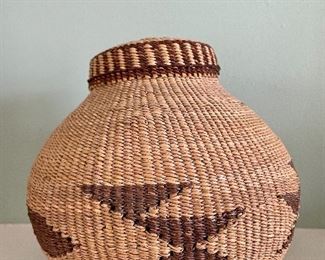 Item 311:  Zulu basket handwoven in Kwazulu - 6": $25