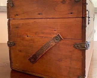 detail...this handle is missing the pin to secure it to the box