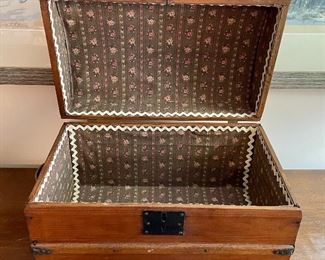 detail...lined with fabric and ric-rac trim