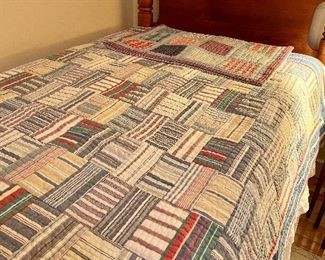 Item 154:  Twin Comforter $15