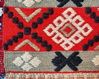 detail - short fringe