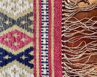 detail - long, fine fringe