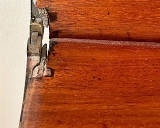 detail - issue with hinge