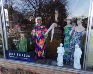 GRAND RAPIDS DECORATOR SIGN.  STATUES OF DANTE AND WIFE.