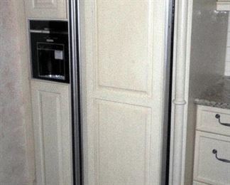 Jenn-Air Side By Side Fridge / Freezer, Ice In Door, Model JRSDE4, 68' x 36.5" x 34"