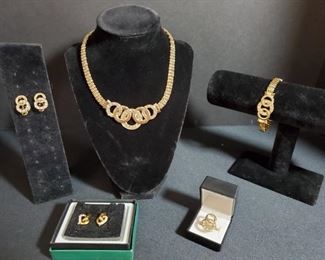 https://ctbids.com/#!/description/share/721050 Beautiful 5 piece diamond and gold set. Includes necklace, bracelet, ring, studded earrings and a pair of clip on earrings. Necklace measures 15" Bracelet 9".
Ring appears to be a size 6, Clip ons 3/4"
Displays and ring box not included. Authenticity of metals and stones unknown.