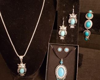 https://ctbids.com/#!/description/share/721062 Beautiful collection of turquoise jewelry.
