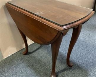Drop-leaf side table with glass top 